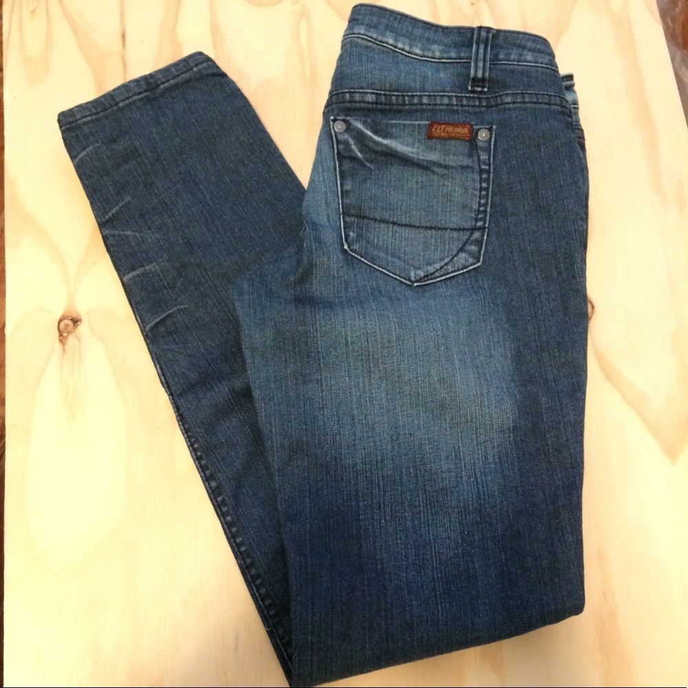 ZD Premium Straight Leg Dark Wash Jeans w/Studs Down Sides-Junior's Size 9